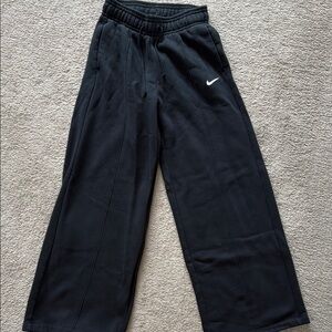 Nike Black Sweatpants with Elastic Waistband and Relaxed Fit